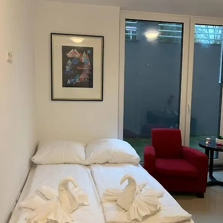Lovely Studio West 14 *