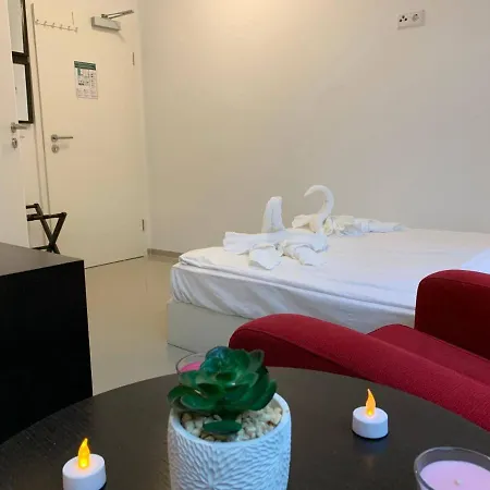 Lovely Studio West 14 *